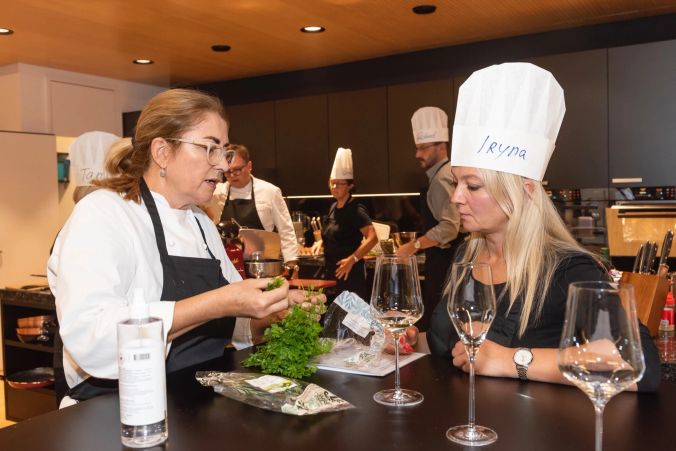 Roberta klärt Iryna über die Eigenschaften der Kräuter auf.