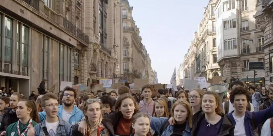 Greta Thunberg (M) an der Spitze der Jugendbewegung, die den Planeten retten will. Foto: Filmwelt Verleihagentur/dpa