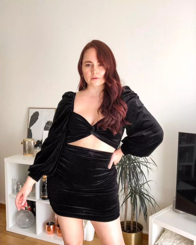 Auch «Mid-Size» kann stylish sein Frau in Kleid