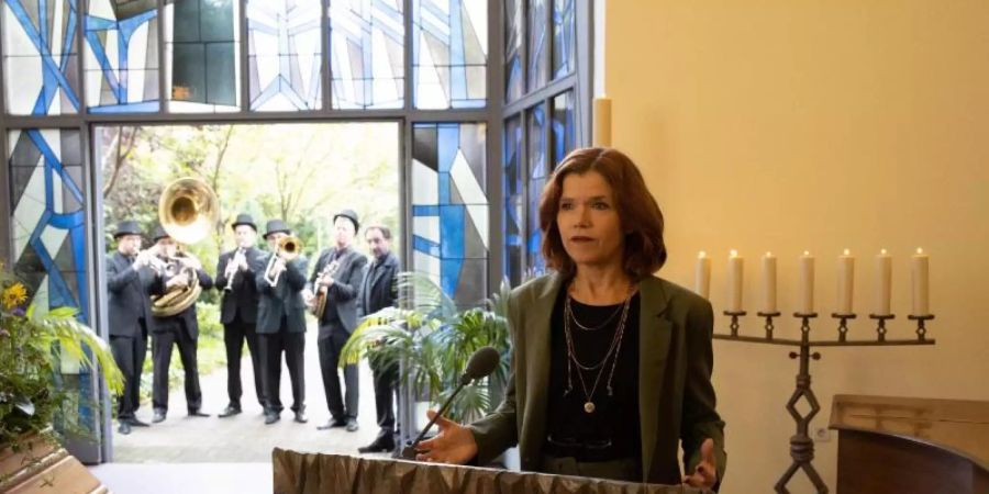 Anke Engelke als Trauerrednerin Karla hat «Das letzte Wort». Foto: Frederic Batier/Netflix/dpa