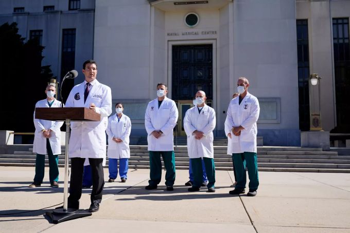 Dr. Sean Conley (vorne), Arzt von US-Präsident Trump, informiert Journalisten vor dem Militärkrankenhaus Walter Reed in Bethesda. Nach der Corona-Infektion ist US-Präsident Trump nach Angaben seines Leibarztes Sean Conley wohlauf. Foto: Susan Walsh Nach positivem Coronatest bei US-Präsident Trump