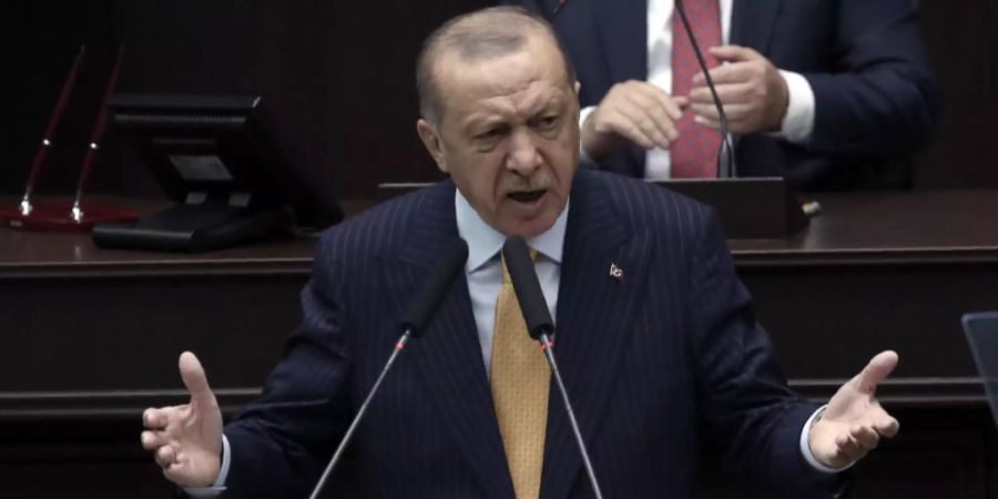 Recep Tayyip Erdogan, Präsident der Türkei, spricht vor den Gesetzgebern seiner Regierungspartei im Parlament. Foto: Uncredited/AP/dpa