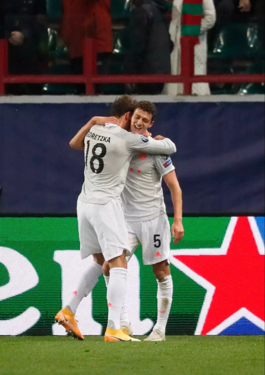 Der Torschütze bedankt sich bei Vorlagengeber Benjamin Pavard.
