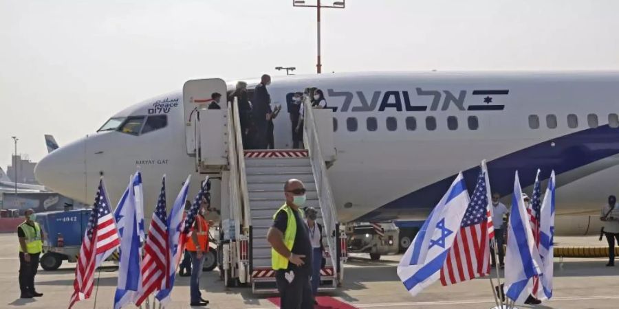 Die Maschine der israelischen Fluggesellschaft El Al vor dem Abflug nach Abu Dhabi auf dem Flughafen Ben Gurion. Foto: Menahem Kahana/Pool AFP/AP/dpa