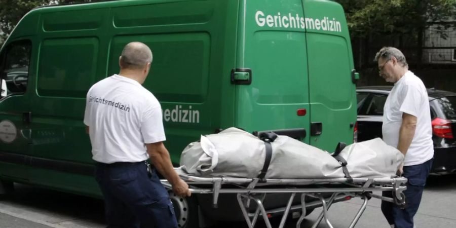 Abtransport eines Toten in Berlin. In Deutschland ist die Mordrate ähnlich tief wie in der Schweiz und liegt bei 0,44. Am meisten tödlich endende Gewaltverbrechen passieren in den Baltischen Staaten und den französischen Überseegebieten mit Werten bis zu 5,3. (Symbolbild)