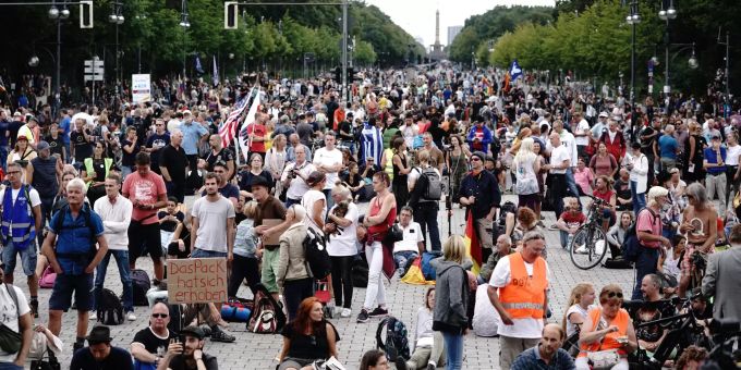 Teilnehmer demonstrieren gegen die Corona-Massnahmen der Bundesregierung vor dem Brandenburger Tor. 30.08.2020, Berlin Protest gegen Corona-Massnahmen Berlin