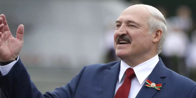 Aljaksandr Lukaschenka, Präsident von Belarus, gestikuliert während der Feierlichkeiten zum Unabhängigkeitstag. Aljaksandr Lukaschenka