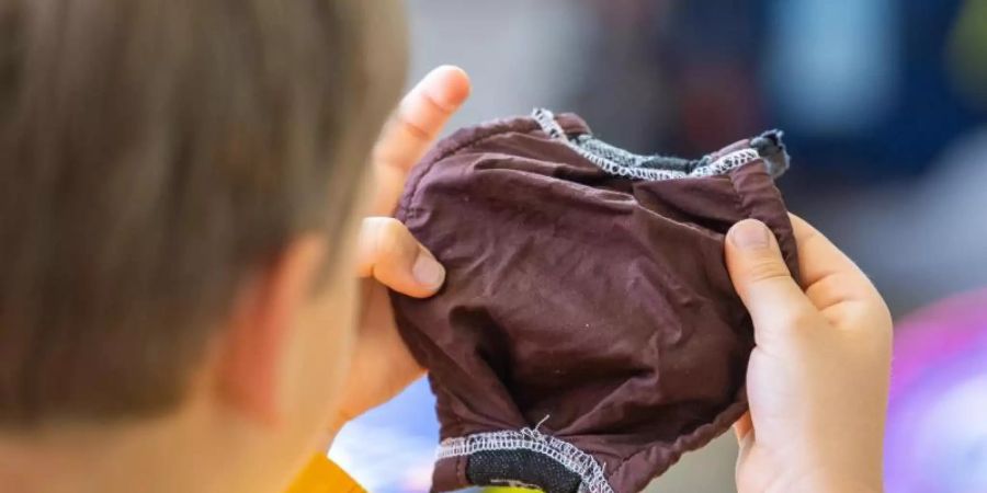 Laut einer australischen Studie lässt sich das Corona-Infektionsrisiko an Schulen durch Kontaktverfolgung gering halten. Foto: Robert Michael/dpa-Zentralbild/dpa/Symbolbild