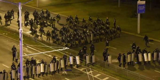 Die Polizei blockiert einen Platz in Minsk. Minsk