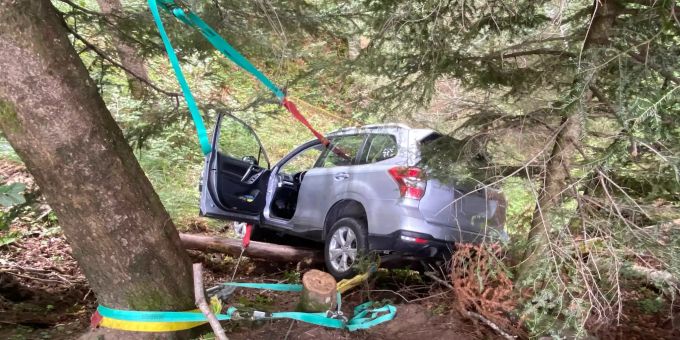 Auto rollt Abhang hinunter. Auto rollt Abhang hinunter