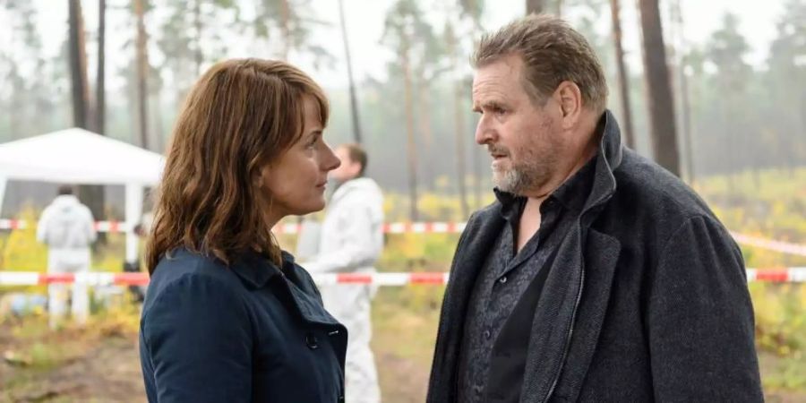 Lemp (Felix Vörtler) erscheint geschockt am Tatort und erfährt von Brasch (Claudia Michelsen) von dem Mord an Jessica. Foto: Stefan Erhard/MDR/filmpool fiction/dpa
