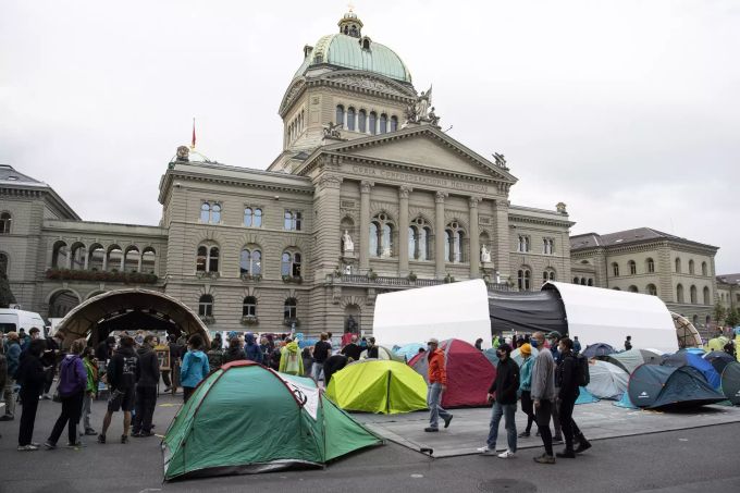 Seit Montagmorgen findet auf dem Bundesplatz ein Klimacamp statt. klimacamp Bundesplatz klimastreik