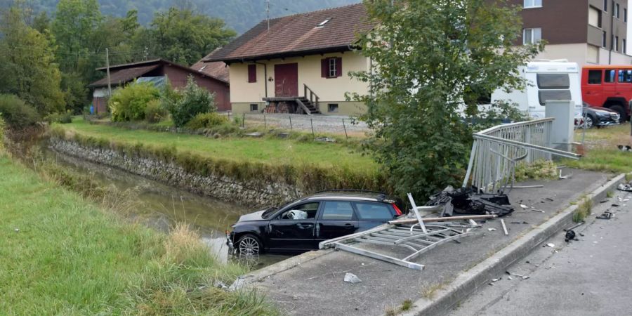 Malters LU: Selbstunfall mit Personenwagen endet im Bachbett