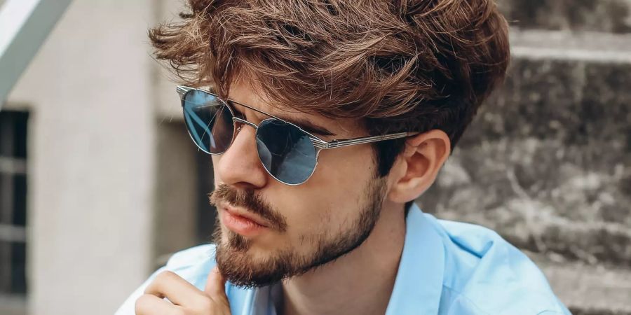 Mann mit Sonnenbrille