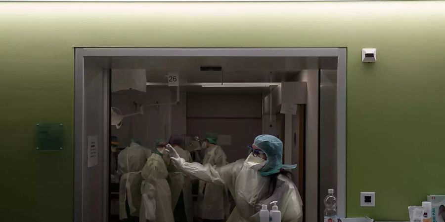 Todesurteil Coronavirus: In einem Altersheim im Tessin sind im Frühjahr über zwanzig Bewohnerinnen und Bewohner an Covid-19 gestorben. (Symbolbild)