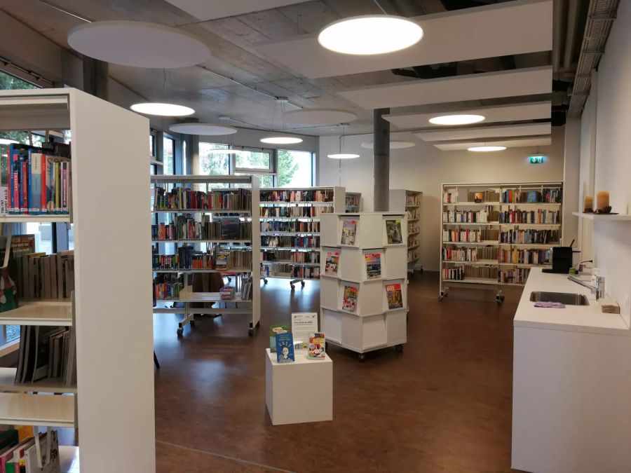 Die Innenräume der Gemeindebibliothek Münchenbuchsee.