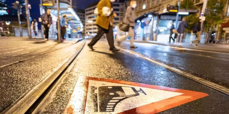 Keine Strassenbahn verkehrt am Dienstagmorgen vor dem Frankfurter Hauptbahnhof. Am Mittwoch sind in Bremen und Städte in Niedersachsen von Warnstreiks betroffen, am Donnerstag Nordrhein-Westfalen und Baden-Württemberg. Foto: Frank Rumpenhorst/dpa