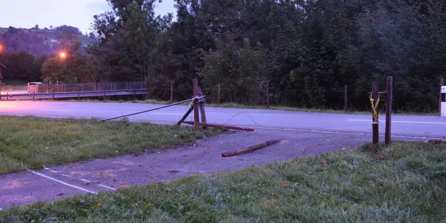 Auto in Zaun gefahren und von Unfallstelle entfernt
