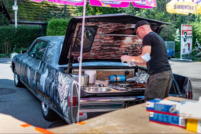 Auto-Grill mal anders: Dieser Imbisstand zieht alle Blicke auf sich.