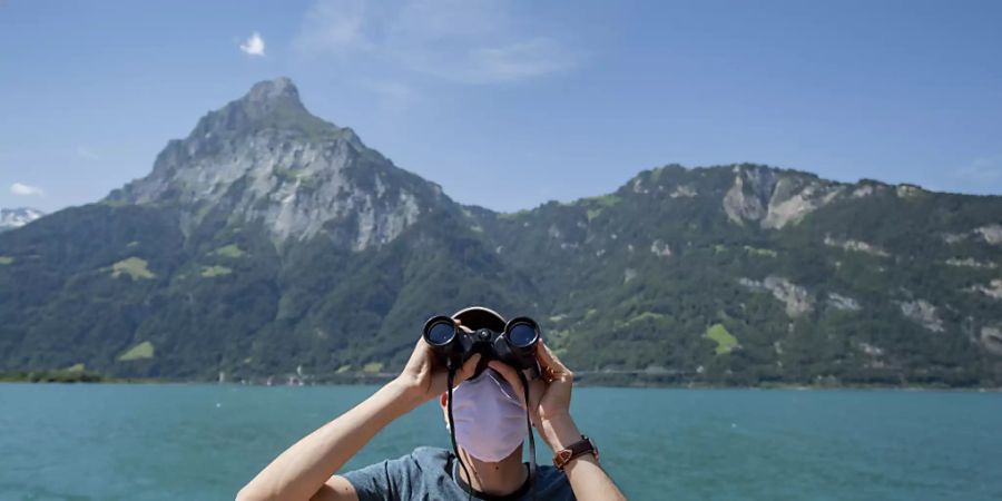 Bei den Passagieren unbeliebt und auch bei vielen Kapitänen: Coronavirus-Schutzmasken im Aussenbereich von Schiffen wie hier auf dem Vierwaldtstättersee.