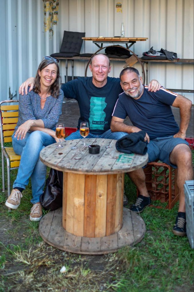 (v.l.): Julia, Thomas und Kurt geniessen den Abend in der Sommerbar.