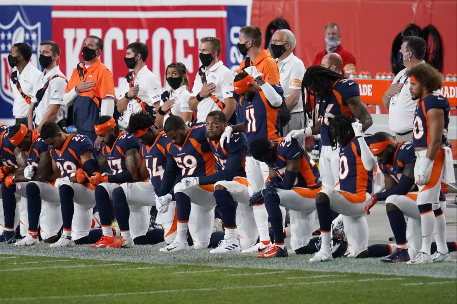 Die Spieler der Denver Broncos knien vor dem Kickoff gegen die Tennessee Titans nieder.