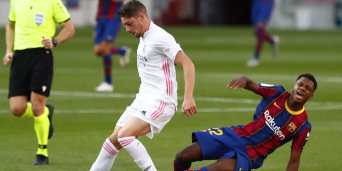 Reals Valverde im Duell mit Ansu Fati vom FC Barcelona. FC Barcelona