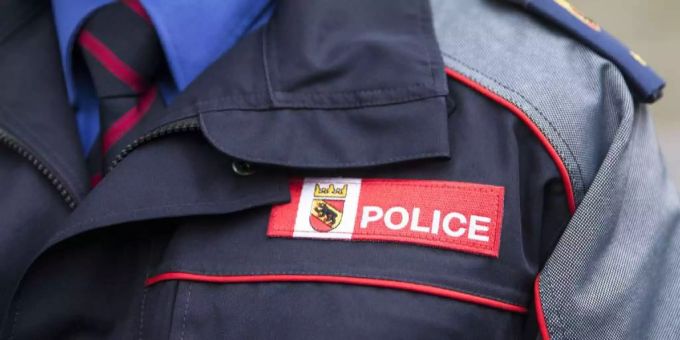 Ein Beamter der Kantonspolizei Bern