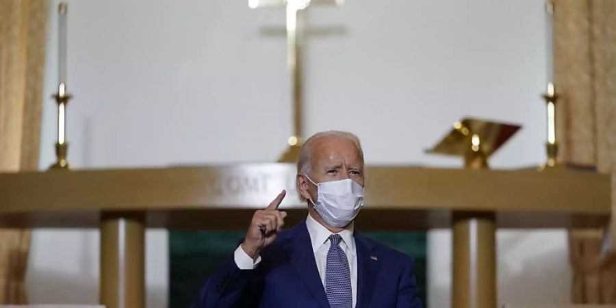 Joe Biden, demokratischer Präsidentschaftskandidat, trifft sich mit Gemeindemitgliedern in der Grace Lutheran Church. Biden besuchte am Donnerstag die Stadt Kenosha, in der ein Polizist Blake mehrfach in den Rücken geschossen hatte. Foto: Carolyn Kaster/AP/dpa