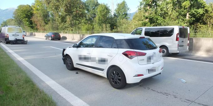 Auffahrkollision zwischen Auto und Lieferwagen. Auffahrkollision zwischen Auto und Lieferwagen