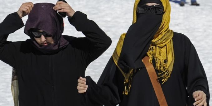 Dass Saas-Fee von einer Studie als teuerster Skiort der Schweiz gekürt wurde, dürfte ihm viele reiche Gäste aus dem arabischen Raum bringen. (Symbolbild) Touristen