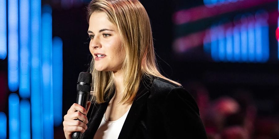 Moderatorin und Stand-Up-Comedian Hazel Brugger wird mit dem Deutschen Kleinkunstpreis 2024 geehrt. Hier bei einem Auftritt im KKL in Luzern. (Archivbild)