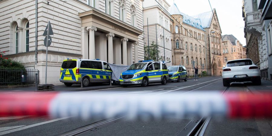 Die Polizei hatte den Bereich vor dem Bonner Landgericht nach Fund des abgetrennten Kopfes abgesperrt.