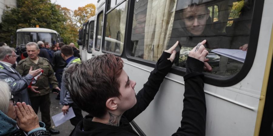 Vor rund einem Jahr wurde in Russland eine Teilmobilmachung angeordnet. Im Bild: Eine Angehörige verabschiedet sich von einem Soldaten.