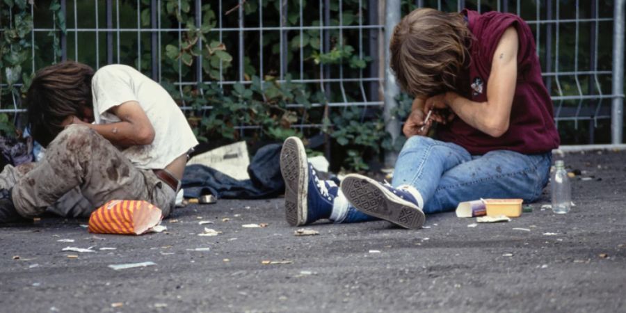 Vor 30 Jahren führte Zürich die ärztlich kontrollierte Drogenabgabe ein. Zahlreiche Städte und Kantone folgten. Komplette Abstinenz ist dabei nicht das primäre Ziel. Im Bild die Drogenszene am Zürcher Letten. (Archivbild)