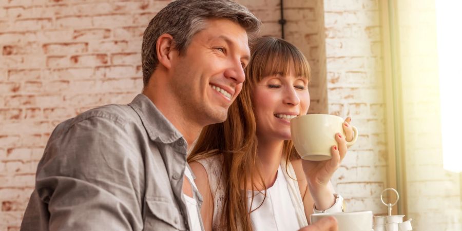 frau und mann trinken gemeinsam kaffee, café