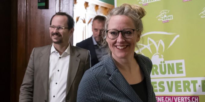 Aline Trede, Fraktionspräsidentin, Balthasar Glättli, Parteipräsident und Fabien Fivaz, Nationalrat (NE), vorne nach hinten, schreiten zur Ankündigung der Grünen Bundesratskandidatur. Grüne Trede Glättli Bundesrat