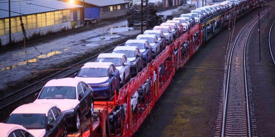 Neuwagen auf einem Autozug.