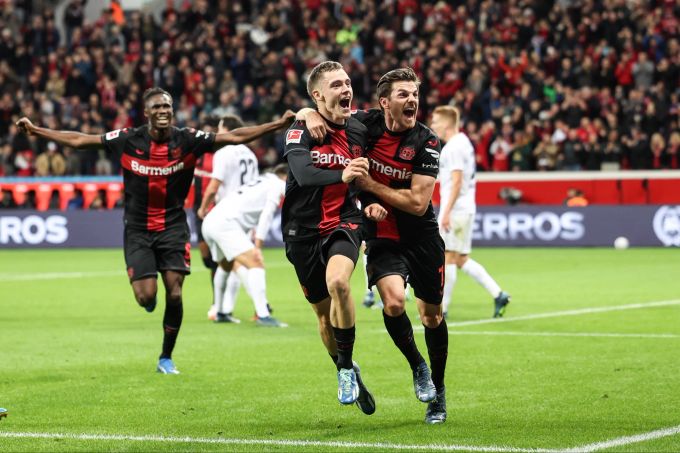 Florian Wirtz (Mitte) von Bayer Leverkusen ist im Visier des FC Barcelona. FC Barcelona Florian Wirtz