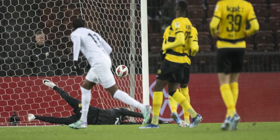 Zuerichs Jonathan Okita trifft zum 1:0 Tor im Fussball Meisterschaftsspiel der Super League zwischen dem FC Zuerich und den BSC Young Boys im Letzigrund, am Samstag, 25. November 2023 in Zuerich. (KEYSTONE/Ennio Leanza)