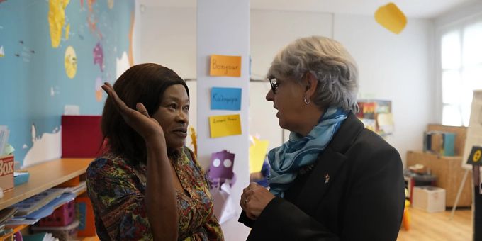 Die Vorsteherin des eidgenössischen Justiz- und Polizeidepartements, Elisabeth Baume-Schneider, spricht mit einer Geflüchteten. Die Vorsteherin des eidgenössischen Justiz- und Polizeidepartements, Elisabeth Baume-Schneider, spricht mit einer Geflüchteten.