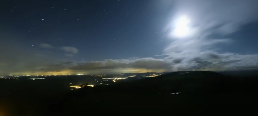 Diese Polarlichter sind auf der Webcam bei Roche d'Or im Kanton Jura aufgenommen worden.