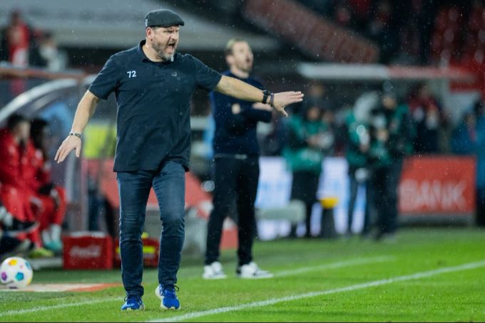 Steffen Baumgart an der Seitenlinie des 1. FC Köln. 1. FC Köln
