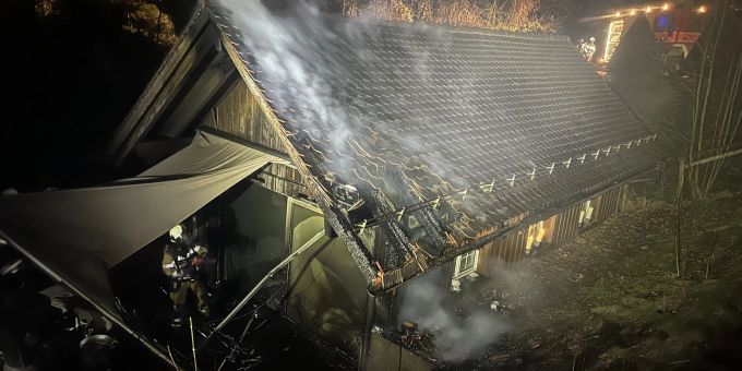 Schwarzenbach: Hausfassade in Brand geraten. Schwarzenbach