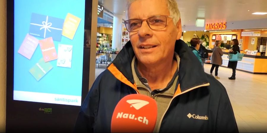 Niklaus zeigt sich von den interaktiven Screens nur wenig beeindruckt.