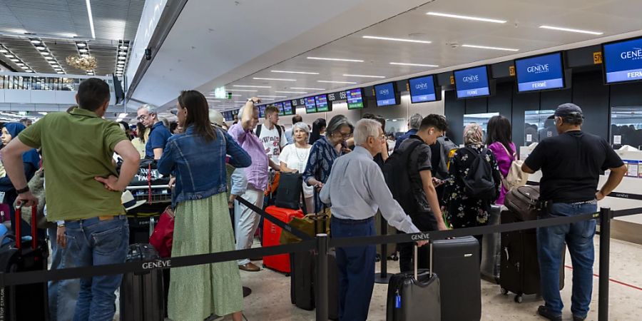 6500 Passagiere waren von der Flughafensperrung am Mittwochabend am Flughafen Genf betroffen. (Archivbild)