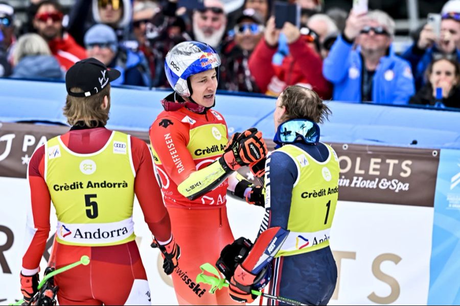 Gewohntes Bild aus dem letzten Winter: Henrik Kristoffersen (r.) gratuliert Marco Odermatt zum Sieg.