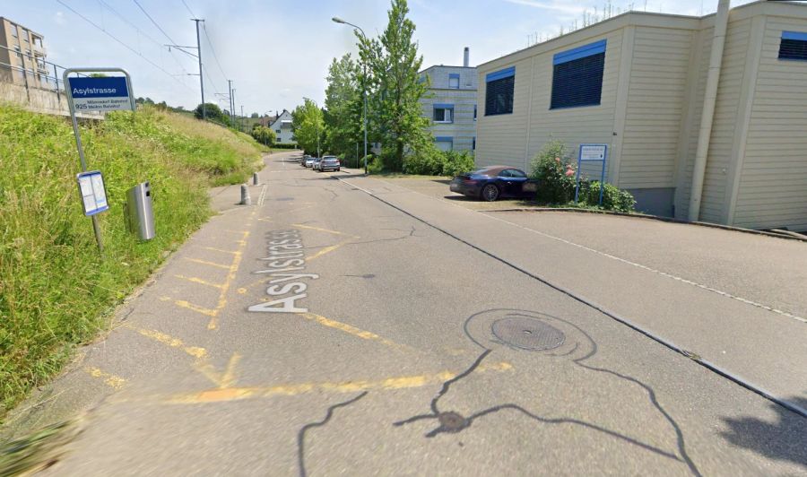 So sah die Haltestelle vorher aus: Ohne richtiges Trottoir und Häuschen.