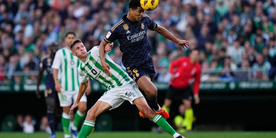 Trotz des Tores von Jude Bellingham (r) hat Real Madrid einen Rückschlag hinnehmen müssen.