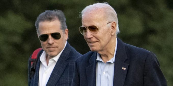 Joe Biden (r.) befindet sich aktuell im Wahlkampf – sein Sohn Hunter (l.) sorgt derweil mit Gerichtsprozesses für Negativschlagzeilen. Hunter und Joe Biden